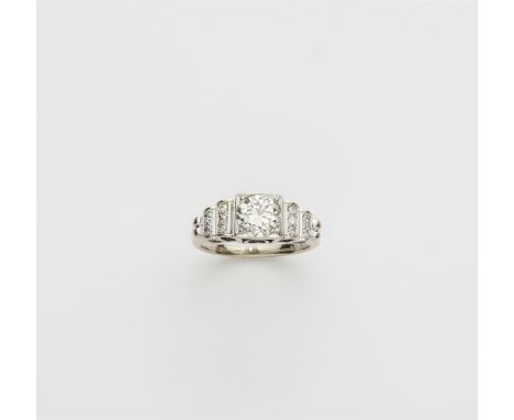 Art Déco-Ring mit Diamantsolitär14 kt Weißgold. Gefasst mit einem Diamant ca. 0,98 ct im Übergangsschliff (K/L, vs), die getr
