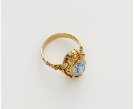 Ring mit Aquamarin18 kt Gelbgold. Ringschultern und der bombierte ovale Ringkopf mit floral ziseliertem Relief, gefasst mit e