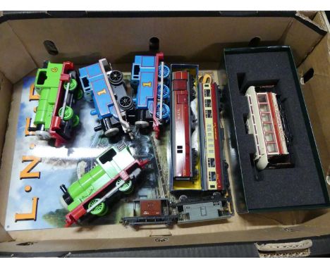 A mixed lot of train related items, mixed scales, to include a Spectrum Thomas the Tank, Hornby Dublo etc 