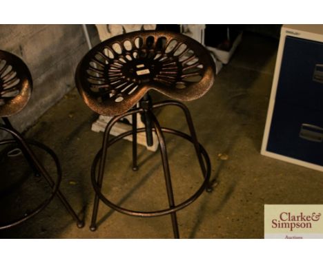 A tractor set stool (131)