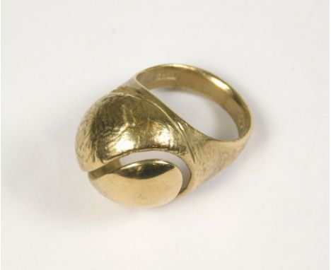 GOLD RING. A 9ct. gold dress ring, hand made by John (Red) Simpson, St. Ives. Size N. Approx. 9.3g.