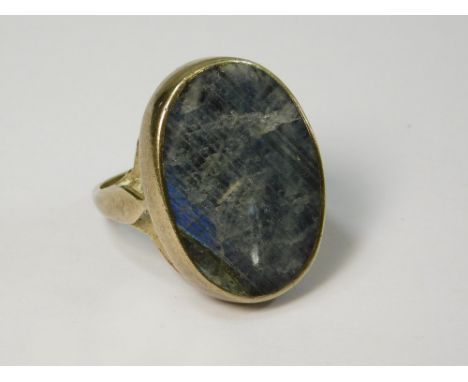 LABRADORITE. A silver gilt &amp; polished labradorite dress ring. Size P.