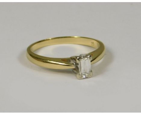 DIAMOND RING. An 18ct. gold solitaire baguette diamond ring. Approx. 0.25ct. spread. Size H.