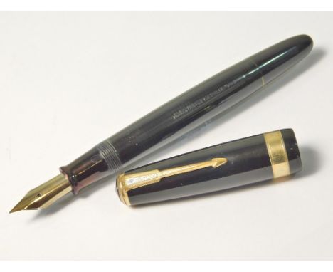 PARKER. An American Parker Vacumatic. Gold Parker USA nib (unstamped). A 1940's black celluloid Vacumatic pen. Stamped to the