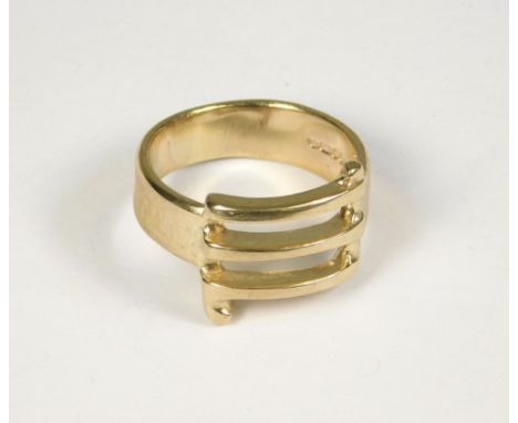 GOLD RING. A hand made 9ct. gold dress ring by John (Red) Simpson, St. Ives. Size S. Approx. 8g.