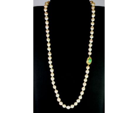 A lovely cultured pearl necklace on a 14ct yellow gold jade set clasp.