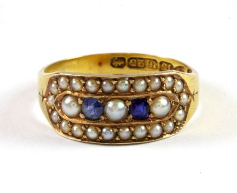 An antique 15ct yellow gold sapphire and seed pearl set ring (K.5).