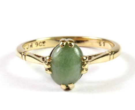 A 9ct yellow gold jade set ring (N.5).