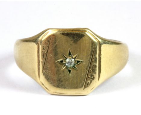 A gentleman's 9ct yellow gold diamond set signet ring (R) (approx. 4.1gr).