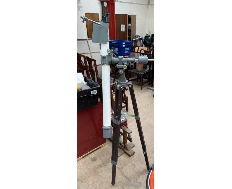 A Prinz Optics Astronomical Telescope Model 550, on a tripod base 