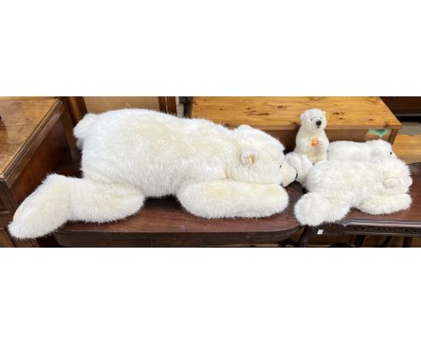 Four Steiff polar bears, each bears a label 'ARCO', in varying sizes