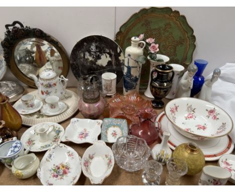 A large lot including a Royal Worcester vase of spherical shape with a gilt decorated yellow ground together with assorted bl