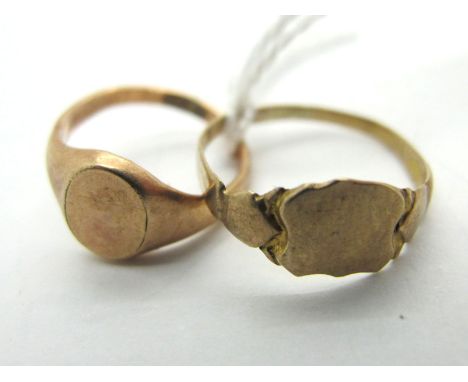 A Child's Signet Style Ring, with vacant oval panel (finger size 