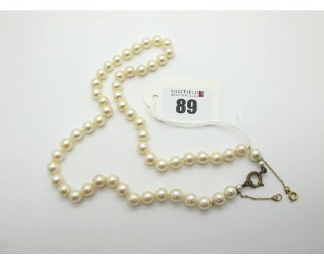 A Single Strand Uniform Pearl Bead Necklace, knotted, 47.5cm long. 