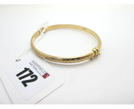A Modern Hinged Bangle, of textured finish (sprung hinge) (5.2grams). 