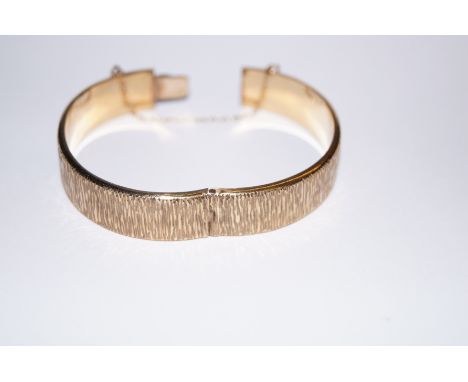 9ct gold bangle with safety chain. 17.1 grams