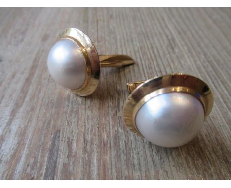 Pair of 18ct yellow gold cufflinks set large half button pearls 