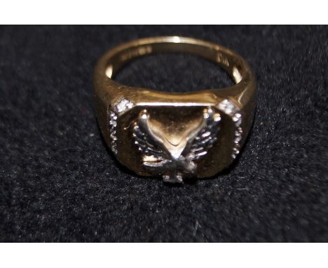 Gents 9ct gold &amp; diamond ring depicting an eagle Size R Weight 5.3 g