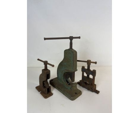 Lot of 3 different vintage tools - pipe vises. The largest pipe vise is branded Bahco no. 154. Condition: Fair. Location: The