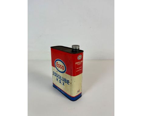 Vintage empty Esso Essolube oil 2l can ca. 1950 - 1960. Good condition, shows regular wear. Dimensions (H x W x D): 21 x 17 x