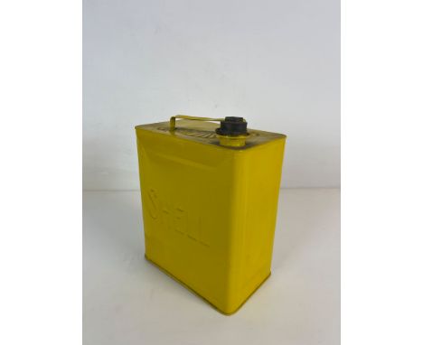 Repainted vintage Shell petrol can. Dimensions (H x W x D): 30 x 25,5 x 15,5 cm. Condition: Very Good. Location: The Netherla