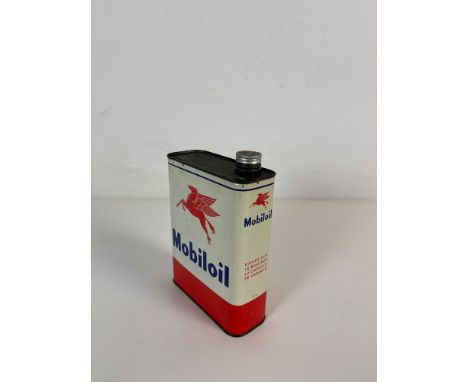 Vintage empty Mobiloil oil 2l can. Very good condition, shows regular wear. Dimensions (H x W x D): 21 x 17 x 6,5 cm. Conditi