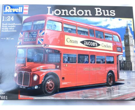A Boxed Revell London Bus Scale 1:24. Appears to be complete.