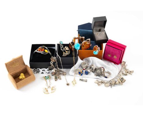 ASSORTED JEWELLERY comprising boxed Clogau silver daffodil pendant on chain together with matching earrings, boxed Artin yell