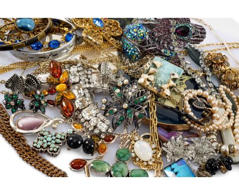 ASSORTED COSTUME JEWELLERY & 3 VINTAGE POWDER COMPACTS, including brooches, necklaces, bracelets, silver & mother-of-pearl fr