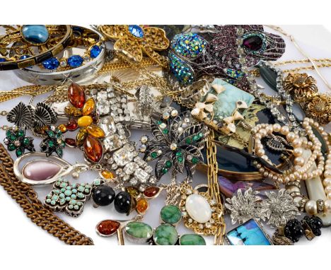 ASSORTED COSTUME JEWELLERY & 3 VINTAGE POWDER COMPACTS, including brooches, necklaces, bracelets, silver & mother-of-pearl fr