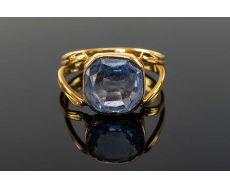 18CT GOLD PALE SAPPHIRE RING, the single stone measuring 10 x 10mms, ring size K, 4.1gms in Bisley H. Munt & Sons of Haverfor