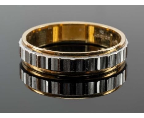 18CT YELLOW & WHITE GOLD WEDDING BAND, stamped 'Argyor', ring size V, 6.0gmsProvenance: private collection GwyneddComments: l