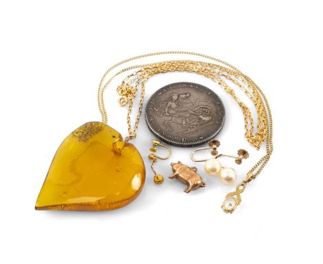 ASSORTED JEWELLERY comprising pair of 9ct gold pearl earrings and another 9ct gold earring, 9ct gold pig charm, 9ct gold whit