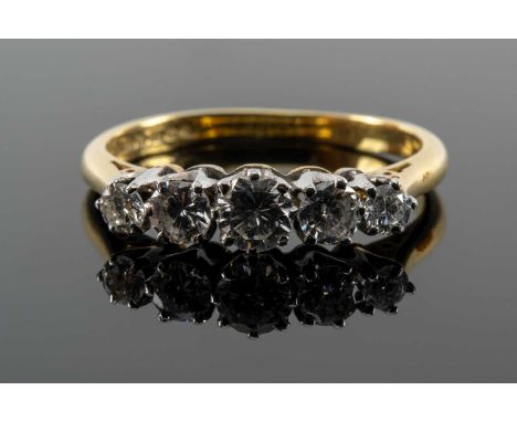 18CT GOLD FIVE STONE DIAMOND RING, the graduated round cut claw set stones measuring 0.5cts overall approx., ring size N, 2.8