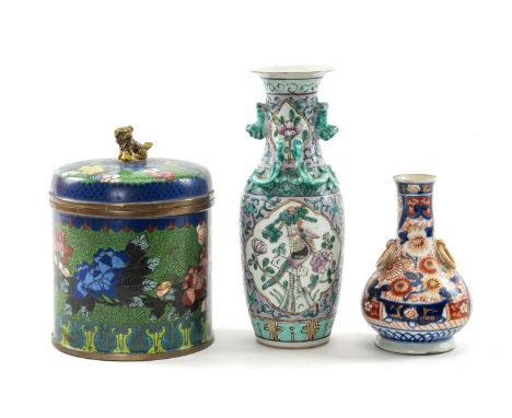 THREE ORIENTAL ORNAMENTS, comprising Chinese Champlevé enamel jar and cover, with gilt dog of fo finial, Japanese Imari bottl