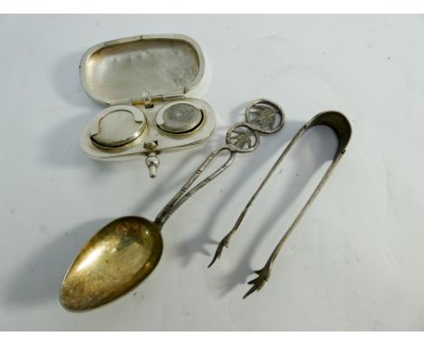 A Edwardian sovereign case, hallmarked silver sugar nips and a Chinese silver spoon 