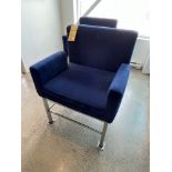 (4) Chaises/Fauteuil, Bras & Dos en Tissu Bleu Foncé, Siège: 23''H- QUANTITÉ x PRIX MISÉ
