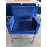 (10) Chaises/Fauteuil, Bras & Dos en Tissu Bleu Foncé, Siège: 23''H- QUANTITÉ X PRIX MISÉ