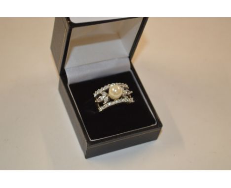 A pearl and diamonte dress ring