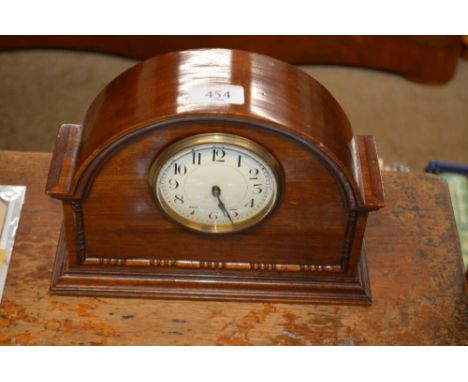 An Edwardian eight day mantel clock in mahogany case