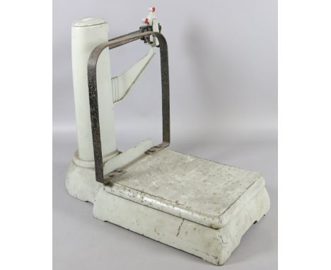 A set of 7lb Avery weighing scales.