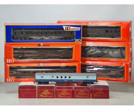 Eleven boxed Rivarossi HO scale Pennsylvania and other Coaches and an unboxed Santa Fe Mail Coach (12) 