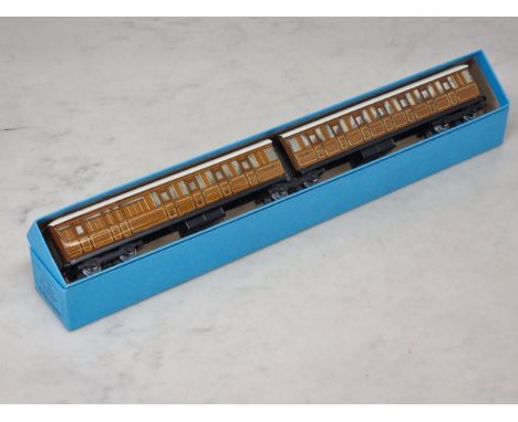A Hornby Dublo D2 Articulated Coach Set in near mint condition, post-war bogies, just feint crazing with age to the roofs. Co