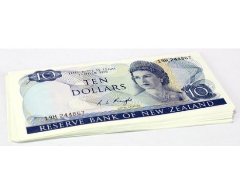 New Zealand 10 Dollars (24) issued 1975 - 1977, portrait Queen Elizabeth II at right, signed R.L. Knight, some consecutively 