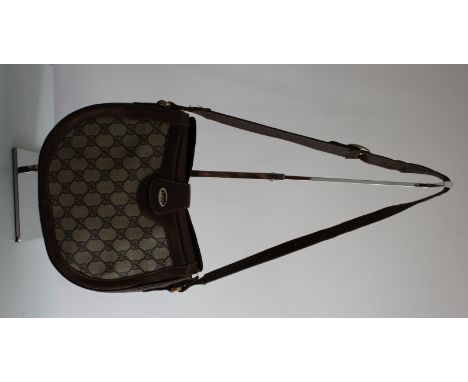1970s GUCCI shoulder bag. Features logo print and brown leather detail. Leather lining and internal pocket. Great condition, 