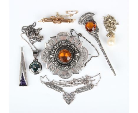 A small group of jewellery, including a gold bar brooch with a ropetwist knot motif,  detailed '15ct', weight 3.6g, width 4.5