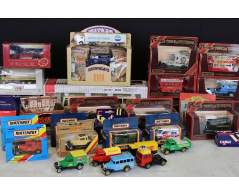 Around 33 diecast models, mostly boxed, to include Matchbox, Corgi, EFE, Joal Compact Wallace Arnold Volvo Coach etc, diecast