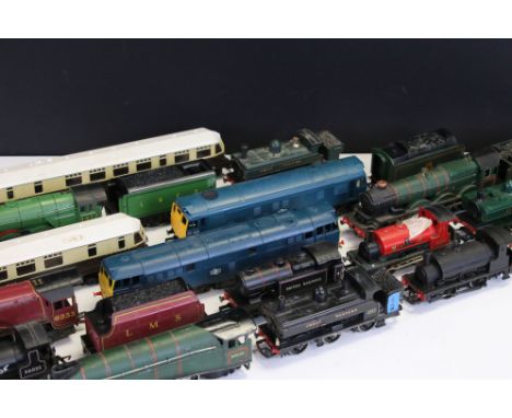 16 OO gauge locomotives and railcars to include Hornby Duchess of Sutherland, Lima GW No 29, Hornby Dublo Golden Fleece, Horn