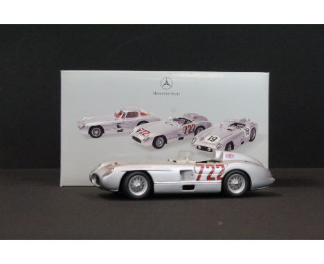 Boxed Pauls Model Art Minichamps Classic Collection 1/24 B6 604 0242 Mercedes Benz 300 SLR diecast model, ex 