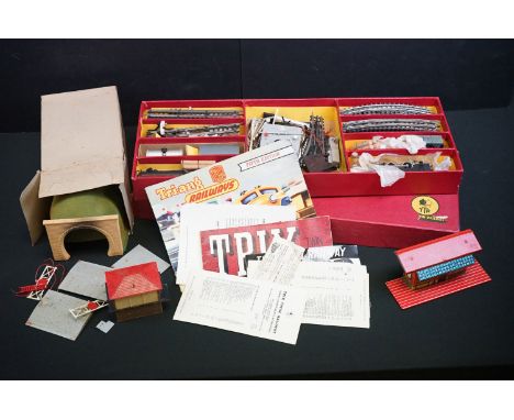 Quantity of model railway to include a boxed TTR 251 Goods Train set with 0-4-0 locomotive, 4 x items of rolling stock, track